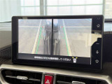 【サイドモニター】ドアミラーについているカメラから映像を映します。車幅も把握しやすくてとても便利ですね。