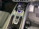 シンプルでとても使いやすいフロアシフトに、パーキングブレーキは電子制御パーキングブレーキです。
