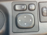 【電動格納ミラー】サイドミラーは電動格納式となっており、狭い駐車場でもキズがつくリスクを抑えられます。