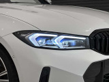 アダプティブLEDヘッドライトはステアリングを切った方向を照らします。
