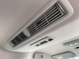 リアシーリングファンも付いておりますので、車内の空気の循環にも役立ちます。