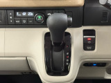 CVT車のセレクトレバーです。低速から高速まで、変速ショックのないスムーズな走りと、エンジン効率のよい領域を維持して燃費にも貢献します。