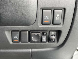 ★運転席の右下にある各ボタンは安全のためONでのご使用をおすすめしております。衝突軽減ブレーキ・踏み間違い防止装置・横滑り防止装置・車線逸脱警報などのON・OFFを手動で操作出来ます★