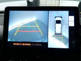 【全周囲モニター】車を上空から見下ろしたような映像をカーナビ画面に映し出し、車庫入れや縦列駐車をサポートしてくれます。