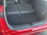 後席シートを倒すことで広々とした荷室になります。
