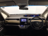 【前方視界】開放的な前方視界!運転がしやすく疲れにくいです♪窓が大きく、見通しがとっても良いおクルマですよ♪