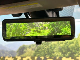 【スマートリヤビューミラー】後席の大きな荷物や同乗者で後方が確認しづらい時でも安心!カメラが撮影した車両後方の映像をルームミラー内に表示。クリアな視界で状況の確認が可能です!