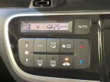 【オートエアコン】一度お好みの温度に設定すれば、車内の温度を検知し風量や温度を自動で調整。暑い&hellip;寒い&hellip;と何度もスイッチ操作をする必要はありません。快適な車内空間には必須の機能ですね♪