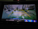 バックカメラの画像です。ガイドラインがスムースな車庫入れをサポートいたします。車庫入れの安心感がアップしますね。