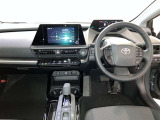 運転席周りのレイアウトをご覧ください。ナビゲーションが綺麗に装着されすっきり収まってますね!