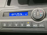 【オートエアコン】一度お好みの温度に設定すれば、車内の温度を検知し風量や温度を自動で調整。暑い&hellip;寒い&hellip;と何度もスイッチ操作をする必要はありません。快適な車内空間には必須の機能ですね♪