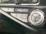 【オートエアコン】一度お好みの温度に設定すれば、車内の温度を検知し風量や温度を自動で調整。暑い&hellip;寒い&hellip;と何度もスイッチ操作をする必要はありません。快適な車内空間には必須の機能ですね♪