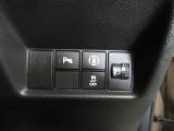 パーキングセンサーや横滑りを防ぐVSA等のスイッチ類は運転席の右側、手の届きやすい位置にあります。