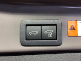 【パワーバックドア】スマートキーや運転席のボタンを押すだけでリアゲートが自動で開閉します!荷物を持っている時や、高い位置にあるバックドアを閉める際に便利な機能です♪