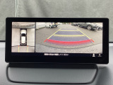 狭い場所での駐車やすれ違いなどでより的確な運転操作に役立つ360&deg;ビューモニターが装備されています。