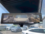インテリジェントルームミラー搭載で、車の後方に設置されたカメラ映像を映し出してシートバックやヘッドレスト、同乗者に視界が遮られることがなく視認性が非常に良いです