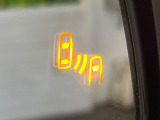 【ブラインドスポットモニター】走行中、ドアミラーの死角になりやすい箇所に後続車が接近するとサイドミラーのレンズに警告を表示!ドライバーに注意喚起をしてくれます。