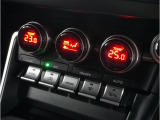 運転席・助手席で別々の温度調整が可能。設定温度をコントロールダイヤル内に表示するなど、直感的な操作性と先進的なデザインを両立させています。