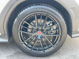 【純正オプションSTI18インチアルミホイール】純正オプションホイールを装着。走行性能の向上に加え、外観もよりスタイリッシュになっています。