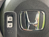 【Hondaスマートキー】カバンやポケットに入れたままでもドアの施錠・解錠が可能なスマートキーを装備。エンジンのオン・オフ時もカギを取り出す必要が無いからとっても便利です♪