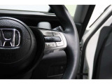 Hondaセンシングの機能のひとつ、アダプティブクルーズコントロール付!アクセルから足を離しても設定したスピードと前車との車間を保ち走行してくれます!車線維持もアシスト☆高速道路で疲労軽減ですね☆