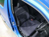 程よい硬さとホールド性が高いシートで長時間運転も快適です。