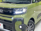 【LEDヘッドライト】悪天候や夜間走行時も良好な視界を確保し安心して運転できる高輝度LEDヘッドライトを装備!点灯速度が早く、消費電力も抑えられています。