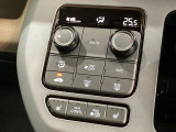 【オートエアコン】一度お好みの温度に設定すれば、車内の温度を検知し風量や温度を自動で調整。暑い&hellip;寒い&hellip;と何度もスイッチ操作をする必要はありません。快適な車内空間には必須の機能ですね♪