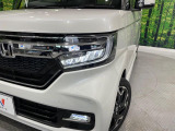 【LEDヘッドライト】悪天候や夜間走行時も良好な視界を確保し安心して運転できる高輝度LEDヘッドライトを装備!点灯速度が早く、消費電力も抑えられています。