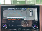 【全方位モニター】まるでクルマを真上から見下ろしたかのような視点で駐車をサポートします!クルマの斜め後ろや真横など、前後左右の4つのカメラの映像が合成されて、モニターに映し出されます。