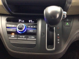 オートマチックシフトレバーは、手になじみ操作しやすい形状で安全運転にもつながります♪