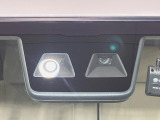 【スマートアシスト】走行中に前方の車両等を認識し、衝突しそうな時は警報とブレーキで衝突回避と被害軽減をアシスト。より安全にドライブをお楽しみいただけます。