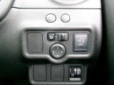 電動格納式ミラーなので、対向車などとのすれ違い時にも便利です。