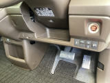 横滑りを防ぐVSAなどのスイッチは、運転席の右側、手の届きやすい位置にあります。