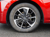 標準装備の純正16インチアルミホイール。タイヤサイズは185/60R16です。