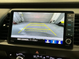 リバースギアに入れるだけで後方の表示へ切り替わります。夜間や雨の日の駐車も楽になりますよ。