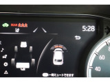 前後に装備されたセンサーで障害物(静止物)を検知。ディスプレイ表示と音でお知らせ。誤発進抑制のパーキングサポートブレーキ搭載しています。