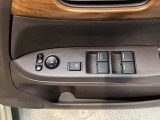 【パワーウィンドウスイッチ】ワンタッチで、パワーウインドウやドアミラーを操作できます。