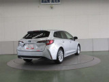 高級車の定番「ダブルウィッシュボーン式」のリヤサスペンションを採用。質感に優れた、心地よい乗車感を実現しています。