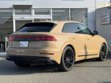 Audiのリヤディフューザーは、車両の後方での空気の流れを整え、乱流を減少させることで、走行安定性を向上させます。またスポーティで洗練された外観を提供し、全体のスタイルに一体感を持たせます。