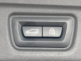●電動リアゲート:ワンタッチでリアゲートの開閉ができ、荷物などで両手が塞がっている状態でも簡単に開閉ができる便利機能です。