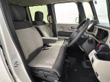 座面も厚みがあり背もたれも高く、広い足元にゆったり座れるシートです。運転席と助手席の間が空いている為、助手席側への移動がスムーズです。交通量の多い道でも助手席側から乗り降りができます。