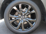 18インチ純正アルミホイールを装備。タイヤサイズは215/55R18となります。