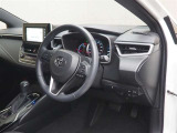 運転席の様子です。見通しの良いすっきりとした内装で、運転しやすい空間となっております。