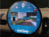 【全周囲カメラ】全周囲カメラ装備車両で御座いますので、狭い駐車スペースでもお車の全体図が確認でき、障害物との接触を未然に防ぐことが可能です。