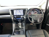 運転席周りのレイアウトをご覧ください。ナビゲーションが綺麗に装着されすっきり収まってますね!