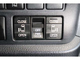スライドドアの開閉は、ドアハンドルはもちろん運転席からのスイッチ操作でも可能です。お子様の送迎時の乗り降りも一段と楽になります。