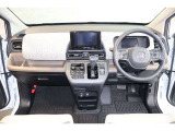 操作性に優れた運転席となります!小物入れや各ボタンの配置にこだわり、使いやすいです!座り心地もよく視認性も良好なのでロングドライブもお任せ下さい!