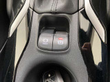 指先でパーキングブレーキの操作ができます。ブレーキホールドもついているので停止中に、ブレーキペダルから足を離しても停止状態を維持し続けてくれます。信号待ちなどの際に非常に便利です。