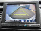 リアワイドカメラシステム!従来の視野に加えて、後方側方を約180&deg;まで見えるワイドビューと、後方を真上から見たような視野で駐車時などに便利なトップダウンビューの3つの視野があります!